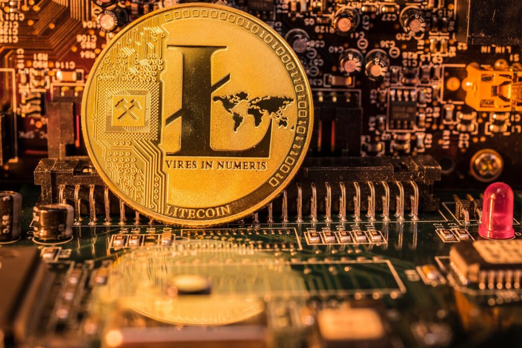 Criptomoeda Litecoin em destaque dentro de uma placa de vídeo de mineração.