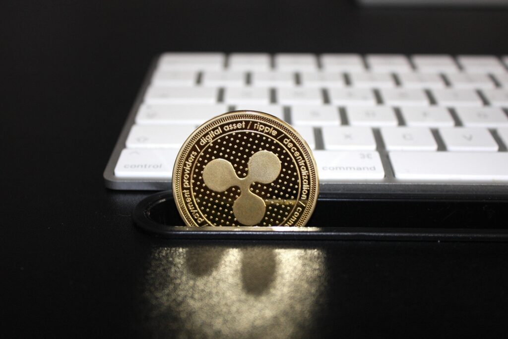 a moeda do XRP em destaque na mesa do computador.