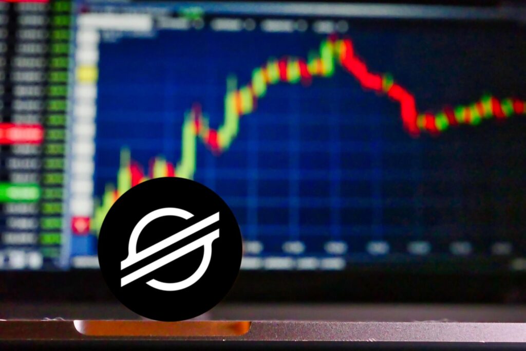 Criptoativo Stellar Lumens em destaque em frente a uma tela mostrando uma planilha de investimentos financeira.