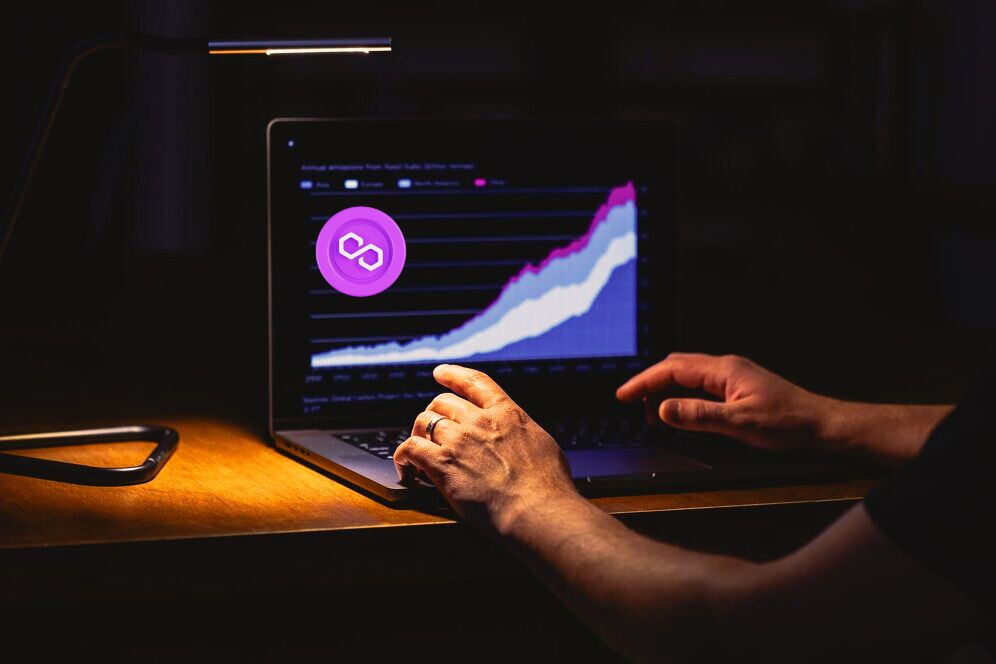 Homem adulto acessando sua plataforma de investimentos para saber da cotação da criptomoeda Polygon.