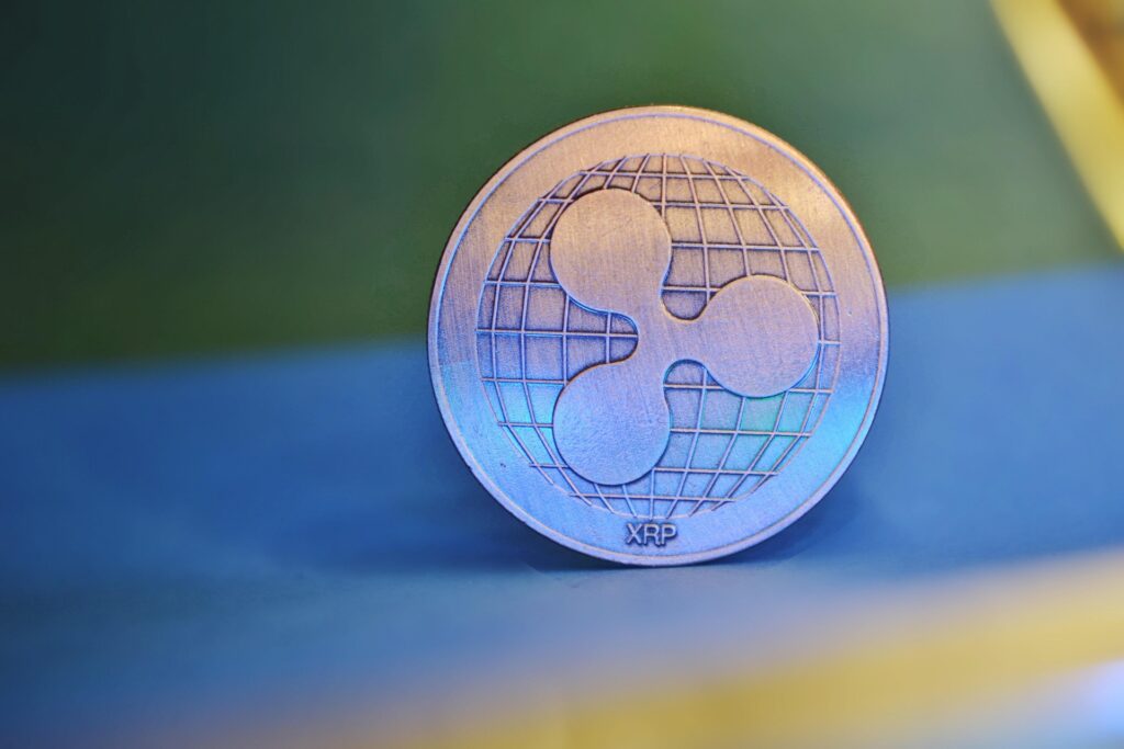 Moeda do XRP em destaque de uma mesa.