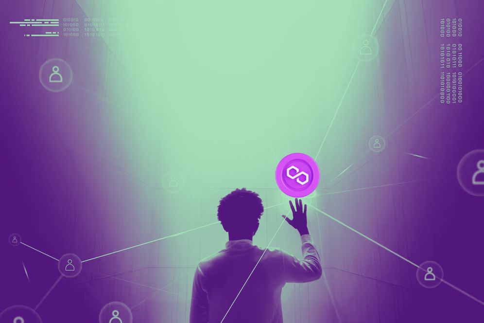 Jovem adulto tocando na criptomoeda Polygon e acessando as inúmeras possibilidades de usar sua blockchain.